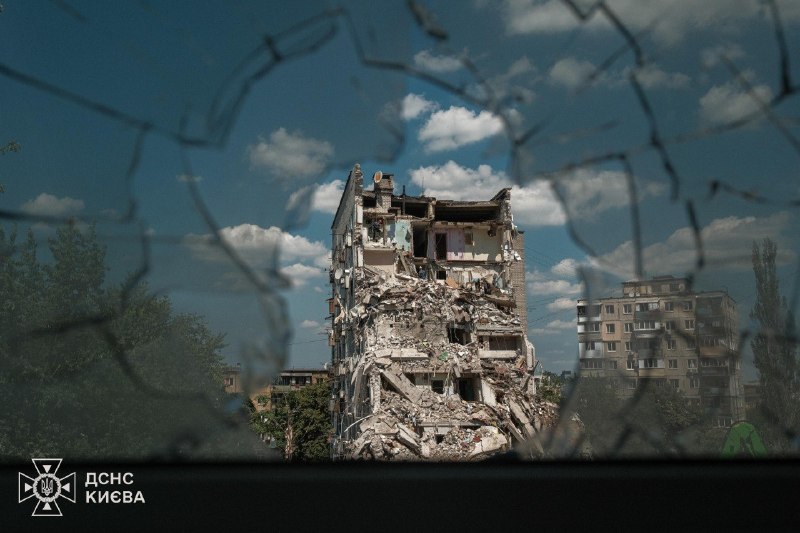 #фото_тижня
На цьому фото – вид на зруйнований будинок у Києві крізь розбите скло іншого понівеченого дому #фото_тижня
На цьому фото – вид на зруйнований будинок у Києві крізь розбите скло іншого понівеченого дому