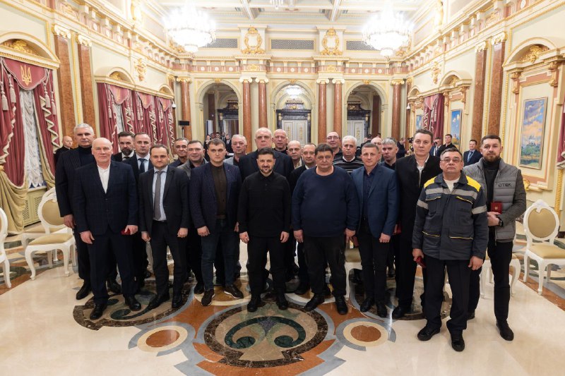 Ордени та звання від Президента і Почесні грамоти та цінні подарунки від Кабінету Міністрів Ордени та звання від Президента і Почесні грамоти та цінні подарунки від Кабінету Міністрів