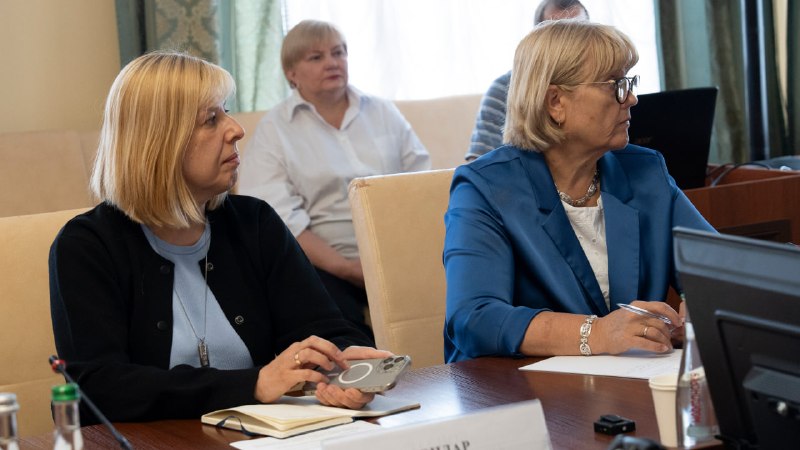 Разом з урядовою уповноваженою з ґендерної політики Секретаріату Кабінету Міністрів України Катериною Левченко Разом з урядовою уповноваженою з ґендерної політики Секретаріату Кабінету Міністрів України Катериною Левченко