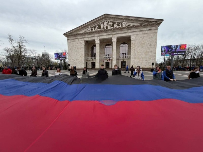 😡Окупанти влаштували пропагандистську акцію на місці трагедії у Маріуполі
😣Біля "відновленого" 😡Окупанти влаштували пропагандистську акцію на місці трагедії у Маріуполі
😣Біля "відновленого"