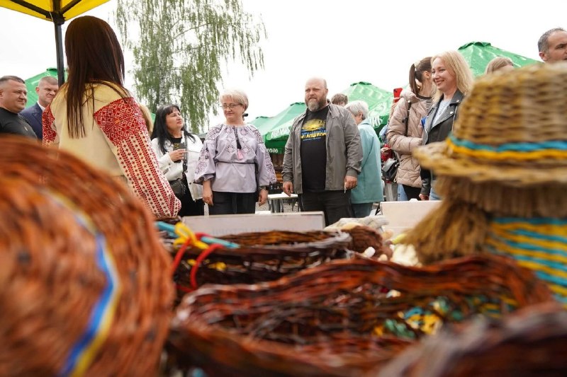 #ЛУГАНЩИНА_88
«Чорнухинська мадонна», колекція мініатюр народних костюмів Новоайдарщини та експозиції майстрів... #ЛУГАНЩИНА_88
«Чорнухинська мадонна», колекція мініатюр народних костюмів Новоайдарщини та експозиції майстрів...
