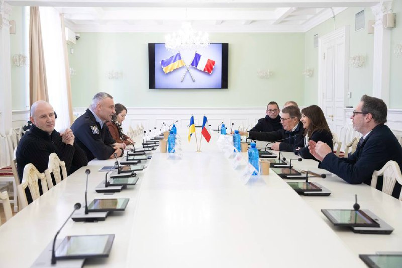 Зустрівся з мером Парижа Анн Ідальго та членами делегації французької столиці, які прибули до Києва. Зустрівся з мером Парижа Анн Ідальго та членами делегації французької столиці, які прибули до Києва.