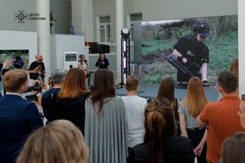 📸Саперки ДСНС стали героїнями фотовиставки «Жінки у розмінуванні» від HALO Ukraine ⤵
Це розповідь про українок, які працюють у сфері розмінування 📸Саперки ДСНС стали героїнями фотовиставки «Жінки у розмінуванні» від HALO Ukraine ⤵
Це розповідь про українок, які працюють у сфері розмінування