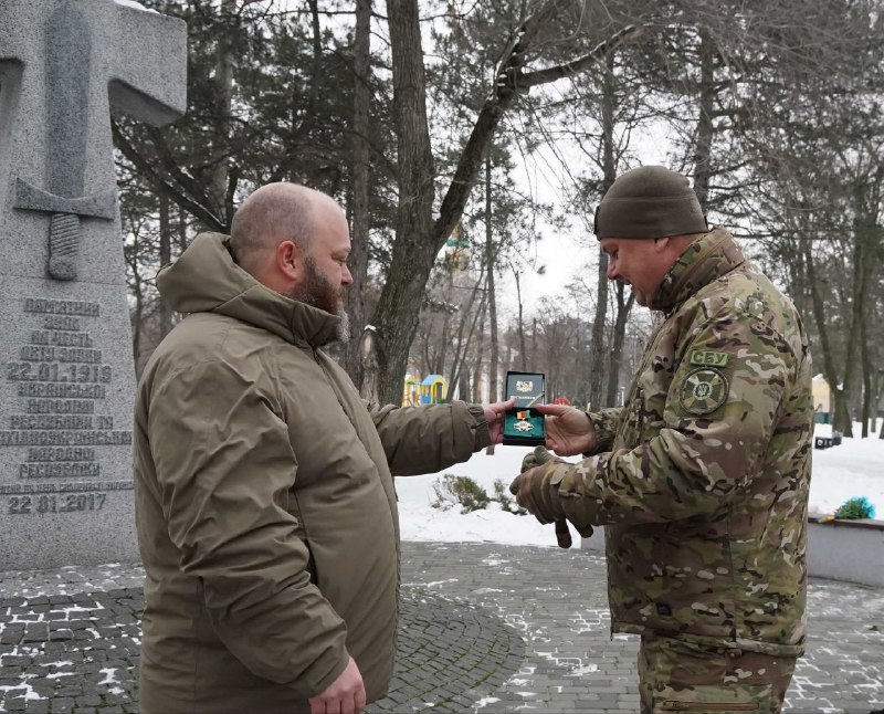 Вручив нагороди особам, що відстоюють національний суверенітет України, та передав дев’ять автомобілів ГУНП у Луганській області Вручив нагороди особам, що відстоюють національний суверенітет України, та передав дев’ять автомобілів ГУНП у Луганській області