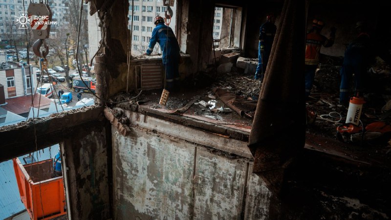 #Київ: рятувальники деблокували з-під завалів у 9-поверхівці Деснянського району ще одне тіло #Київ: рятувальники деблокували з-під завалів у 9-поверхівці Деснянського району ще одне тіло
