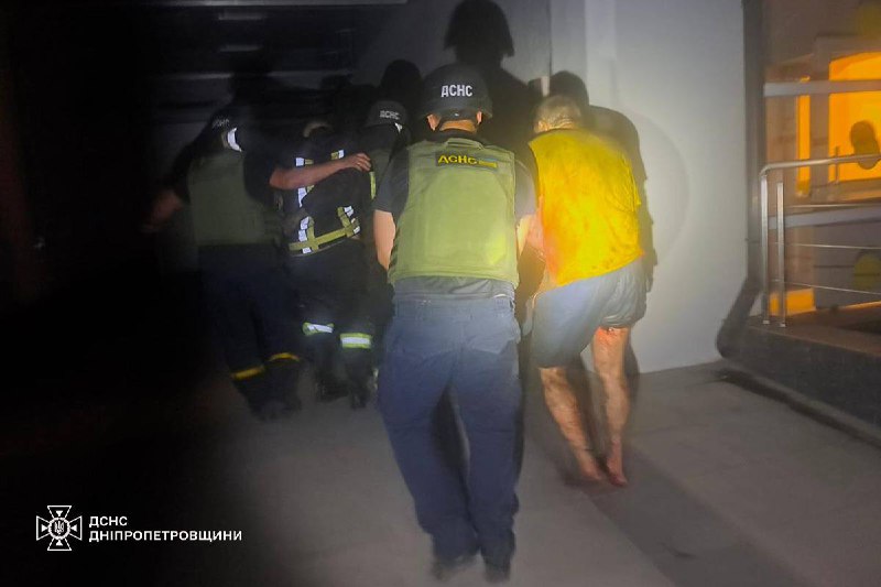 ❗️У Нікополі внаслідок влучання дрону отримали травми три рятувальника та двоє цивільних людей ❗️У Нікополі внаслідок влучання дрону отримали травми три рятувальника та двоє цивільних людей