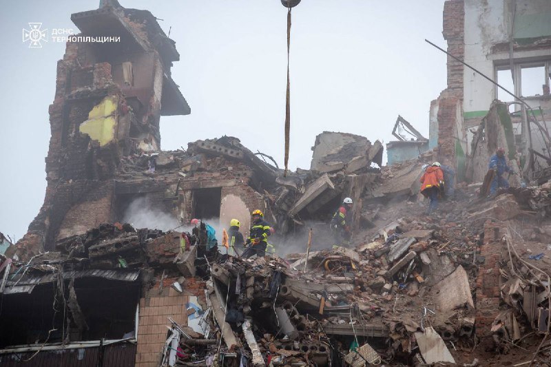Тернопіль: Рятувальники продовжують працювати на місці трагедії, де внаслідок російської агресії було зруйновано житлову багатоповерхівку Тернопіль: Рятувальники продовжують працювати на місці трагедії, де внаслідок російської агресії було зруйновано житлову багатоповерхівку