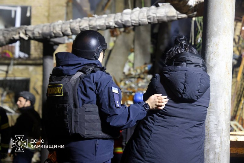 UPD: Харків: з-під завалів вилучено тіла трьох загиблих людей. Тривають гасіння пожежі та пошуково-рятувальні роботи на місці ракетного удару UPD: Харків: з-під завалів вилучено тіла трьох загиблих людей. Тривають гасіння пожежі та пошуково-рятувальні роботи на місці ракетного удару