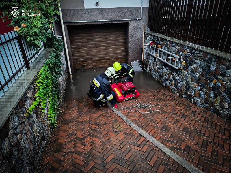 ⛈ Негода в Україні: рятувальники ліквідовують наслідки стихії!
Сильні дощі та шквальний вітер наробили лиха у Києві ⛈ Негода в Україні: рятувальники ліквідовують наслідки стихії!
Сильні дощі та шквальний вітер наробили лиха у Києві