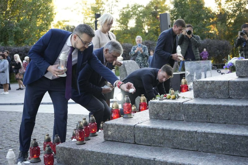 У БАБИНОМУ ЯРУ ВШАНУВАЛИ ЖЕРТВ МАСОВИХ РОЗСТРІЛІВ
У 85-ті роковини від початку масових розстрілів У БАБИНОМУ ЯРУ ВШАНУВАЛИ ЖЕРТВ МАСОВИХ РОЗСТРІЛІВ
У 85-ті роковини від початку масових розстрілів