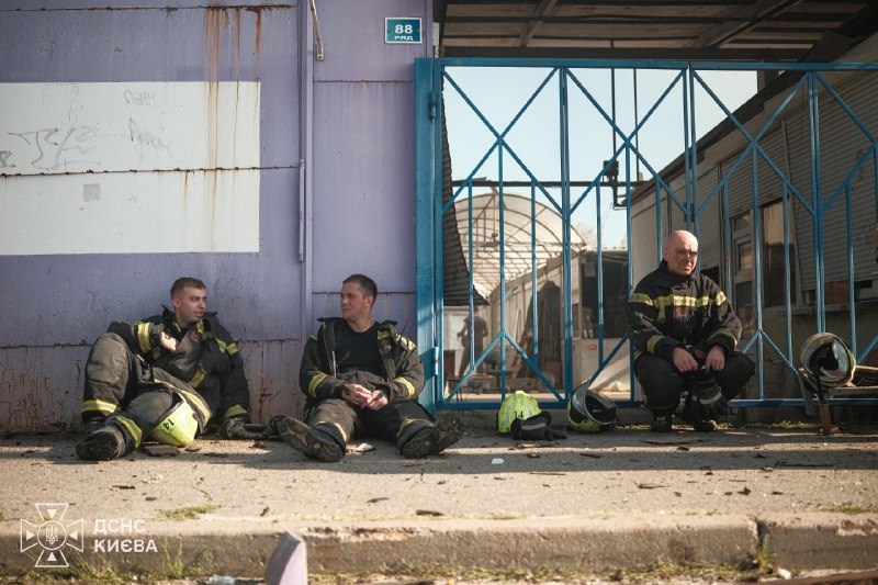 UPD | Київ: рятувальники ліквідували всі пожежі, спричинені нічним російським обстрілом в Оболонському та Голосіївському районах столиці UPD | Київ: рятувальники ліквідували всі пожежі, спричинені нічним російським обстрілом в Оболонському та Голосіївському районах столиці