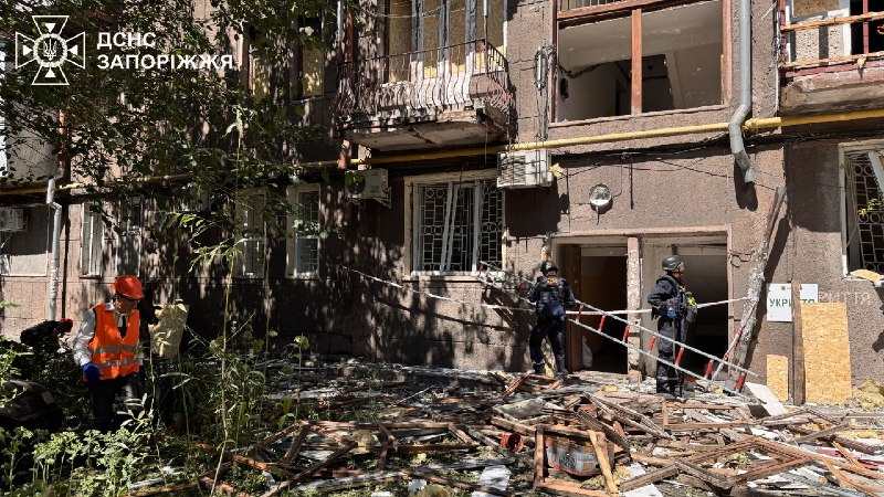 ❗UPD: У Запоріжжі рятувальники деблокували з-під завалів тіла 2 загиблих на місці удару рф по житловому будинку ❗UPD: У Запоріжжі рятувальники деблокували з-під завалів тіла 2 загиблих на місці удару рф по житловому будинку