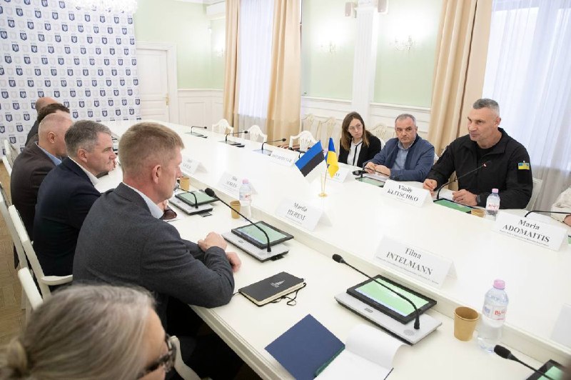 Зустрівся у столичній мерії з міністром оборони Естонії Мартіном Херемом та Надзвичайним і Повноважним Послом... Зустрівся у столичній мерії з міністром оборони Естонії Мартіном Херемом та Надзвичайним і Повноважним Послом...