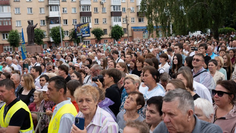 Близько 6 тисяч вірян об’єдналися сьогодні у спільній молитві в Бердичеві, який знову став духовним серцем країни Близько 6 тисяч вірян об’єдналися сьогодні у спільній молитві в Бердичеві, який знову став духовним серцем країни