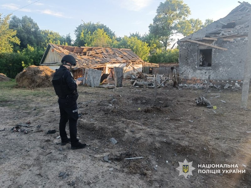 Учора ввечері російський ударний дрон влучив по подвір’ю у селі Корюківської громади Учора ввечері російський ударний дрон влучив по подвір’ю у селі Корюківської громади
