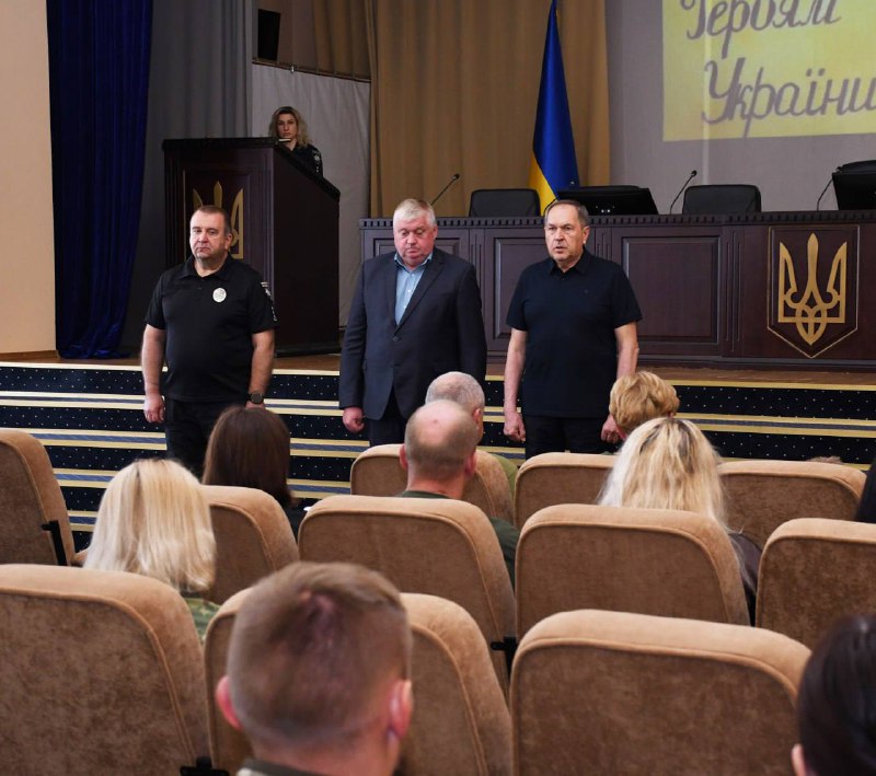 Сьогодні виконав почесну і хвилюючу місію - вручив бойові нагороди рідним загиблих на фронті правоохоронців. Сьогодні виконав почесну і хвилюючу місію - вручив бойові нагороди рідним загиблих на фронті правоохоронців.