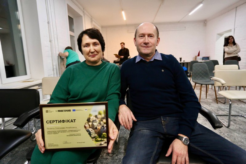 Разом із міністеркою у справах ветеранів Наталією Калмиковою передали сертифікати на житло 13 нашим воїнам Разом із міністеркою у справах ветеранів Наталією Калмиковою передали сертифікати на житло 13 нашим воїнам