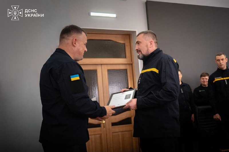 ‼️ З нагоди Дня захисників і захисниць України Голова ДСНС Андрій Даник відзначив рятувальників за мужність ‼️ З нагоди Дня захисників і захисниць України Голова ДСНС Андрій Даник відзначив рятувальників за мужність