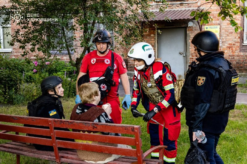 #Харків: поки рятувальники ліквідовують наслідки російських атак, поруч із постраждалими працюють психологи ДСНС 🫂 #Харків: поки рятувальники ліквідовують наслідки російських атак, поруч із постраждалими працюють психологи ДСНС 🫂