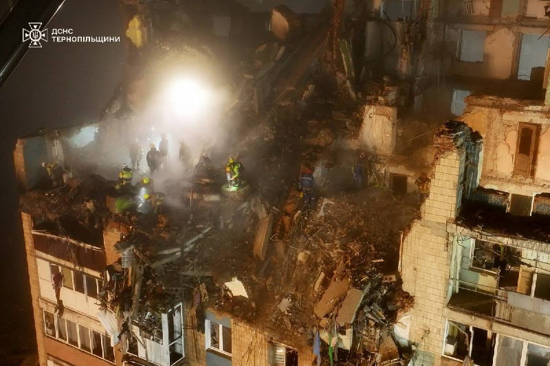 Тернопіль: Рятувальники продовжують працювати на місці трагедії, де внаслідок російської агресії було зруйновано житлову багатоповерхівку Тернопіль: Рятувальники продовжують працювати на місці трагедії, де внаслідок російської агресії було зруйновано житлову багатоповерхівку