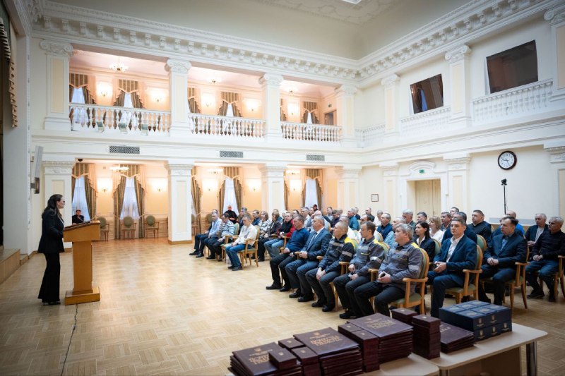 Ордени та звання від Президента і Почесні грамоти та цінні подарунки від Кабінету Міністрів Ордени та звання від Президента і Почесні грамоти та цінні подарунки від Кабінету Міністрів