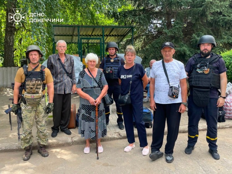 ❗За тиждень рятувальники евакуаційної групи «Фенікс» допомогли 16 людям залишити небезпечні райони Донеччини! ❗За тиждень рятувальники евакуаційної групи «Фенікс» допомогли 16 людям залишити небезпечні райони Донеччини!