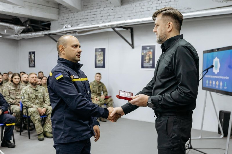 Заступник Міністра внутрішніх справ України Сергій Кобець вручив державні нагороди та відомчі відзнаки 83... Заступник Міністра внутрішніх справ України Сергій Кобець вручив державні нагороди та відомчі відзнаки 83...
