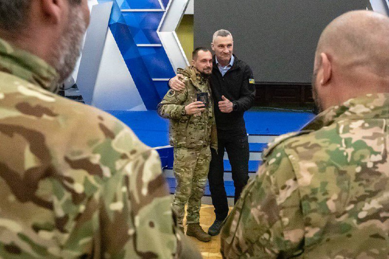 Напередодні Дня Збройних сил України, який відзначатимемо 6 грудня, вручив захисникам та захисницям нагороди від столиці — медалі «Честь Напередодні Дня Збройних сил України, який відзначатимемо 6 грудня, вручив захисникам та захисницям нагороди від столиці — медалі «Честь