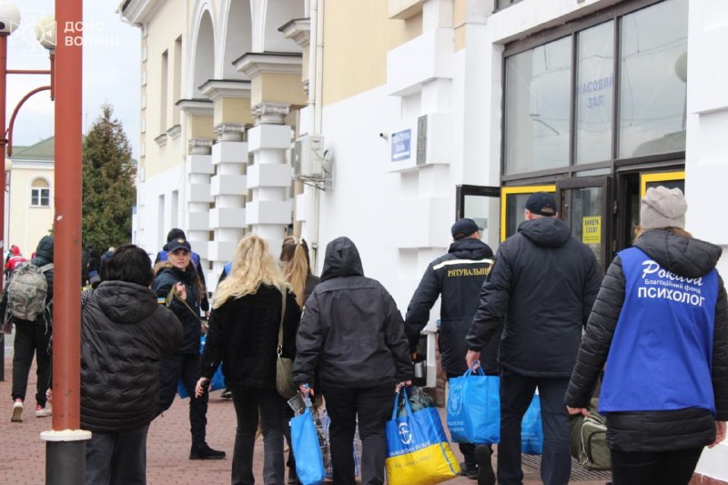 🚂На Волинь прибув евакуаційний потяг з Донеччини
15 людей, які вимушено залишили свої оселі через війну 🚂На Волинь прибув евакуаційний потяг з Донеччини
15 людей, які вимушено залишили свої оселі через війну
