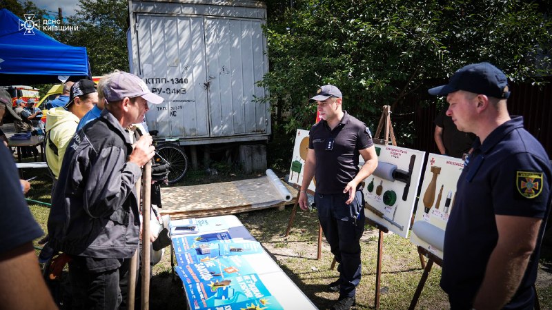 #Київщина: у Вишневому рятувальники проводять уроки мінної безпеки
Після ракетного удару рф територія Вишневого... #Київщина: у Вишневому рятувальники проводять уроки мінної безпеки
Після ракетного удару рф територія Вишневого...