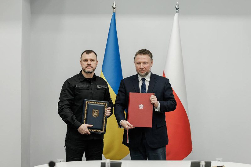 Сьогодні у Львові провів зустріч із міністром внутрішніх справ та адміністрації Польщі Марціном Кервінським. Сьогодні у Львові провів зустріч із міністром внутрішніх справ та адміністрації Польщі Марціном Кервінським.