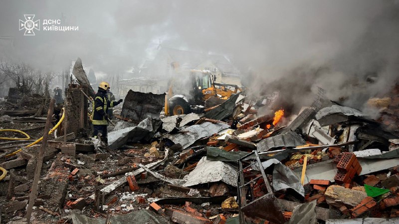 #Київщина: внаслідок російської атаки загинула одна людина, врятовано 8 осіб, серед них — дитина #Київщина: внаслідок російської атаки загинула одна людина, врятовано 8 осіб, серед них — дитина