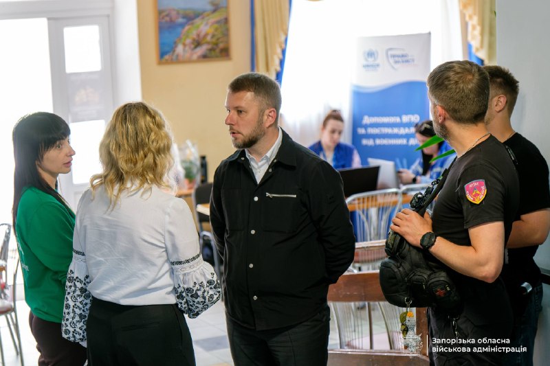 Один простір для десятків рішень: заступник Міністра відвідав Транзитний центр у Запоріжжі
Допомога евакуйованим Один простір для десятків рішень: заступник Міністра відвідав Транзитний центр у Запоріжжі
Допомога евакуйованим