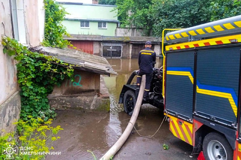 ⛈ Негода в Україні: рятувальники ліквідовують наслідки стихії!
Сильні дощі та шквальний вітер наробили лиха у Києві ⛈ Негода в Україні: рятувальники ліквідовують наслідки стихії!
Сильні дощі та шквальний вітер наробили лиха у Києві