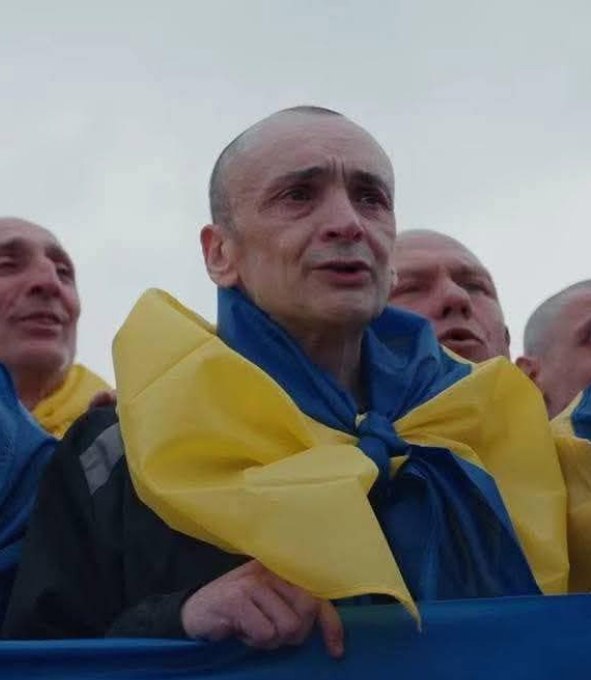 З полону повертається захисник зі Стрийщини – Василь Кецик.
Василь родом із Моршина З полону повертається захисник зі Стрийщини – Василь Кецик.
Василь родом із Моршина