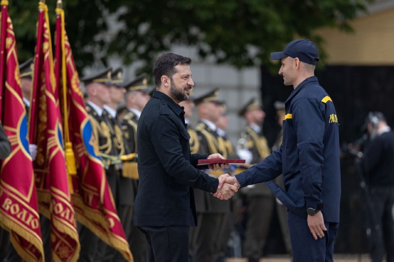 🇺🇦 У День Конституції державними нагородами відзначили героїв-рятувальників. 🇺🇦 У День Конституції державними нагородами відзначили героїв-рятувальників.