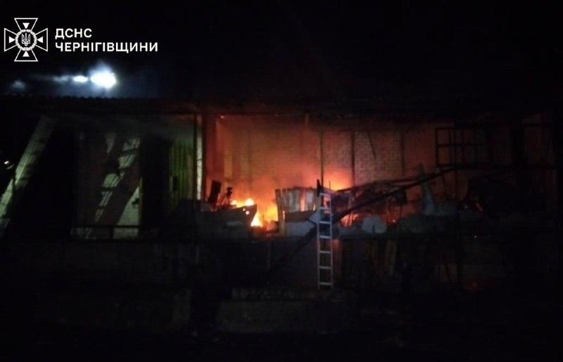 ❗російські війська атакували Чернігівщину БпЛА: у кількох районах області виникли пожежі ❗російські війська атакували Чернігівщину БпЛА: у кількох районах області виникли пожежі