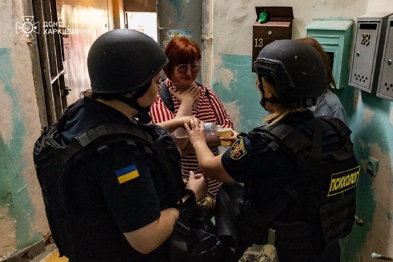 #Харків: поки рятувальники ліквідовують наслідки російських атак, поруч із постраждалими працюють психологи ДСНС 🫂 #Харків: поки рятувальники ліквідовують наслідки російських атак, поруч із постраждалими працюють психологи ДСНС 🫂