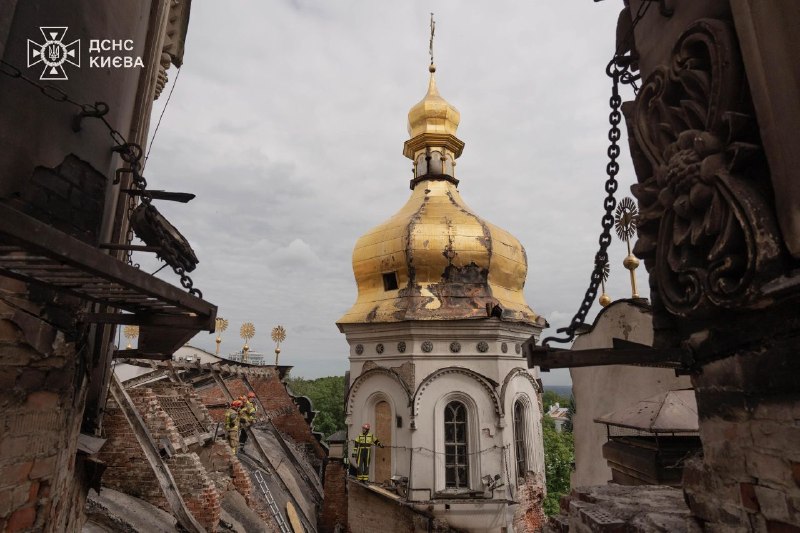 #Київ: тривають аварійно-відновлювальні роботи у Києво-Печерській лаврі після російської атаки 15 червня #Київ: тривають аварійно-відновлювальні роботи у Києво-Печерській лаврі після російської атаки 15 червня