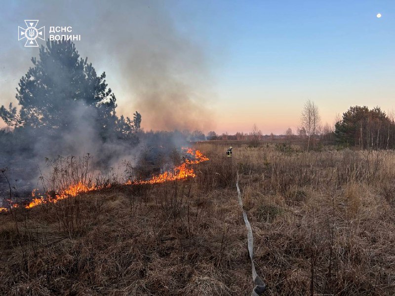 🔥Палає сухостій – посеред зими! Рятувальники Волині та Львівщини ліквідували десятки займань сухої трави, які охопили гектари екосистем 🔥Палає сухостій – посеред зими! Рятувальники Волині та Львівщини ліквідували десятки займань сухої трави, які охопили гектари екосистем