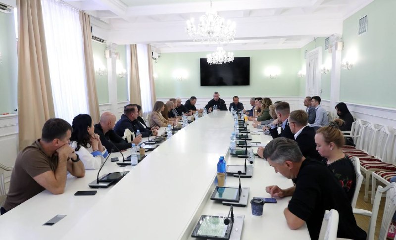 Зустрівся з власниками, представниками великого бізнесу, який працює в Києві та Україні. Зустрівся з власниками, представниками великого бізнесу, який працює в Києві та Україні.