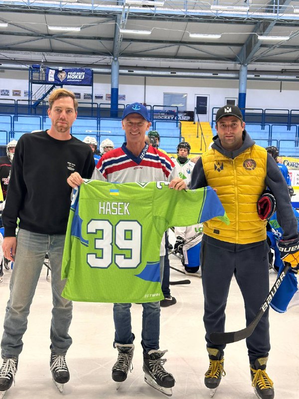 Херсонська юнацька хокейна команда, яка проводила тренувальні збори у Чехії, отримала потужну підтримку від справжніх друзів Херсонська юнацька хокейна команда, яка проводила тренувальні збори у Чехії, отримала потужну підтримку від справжніх друзів