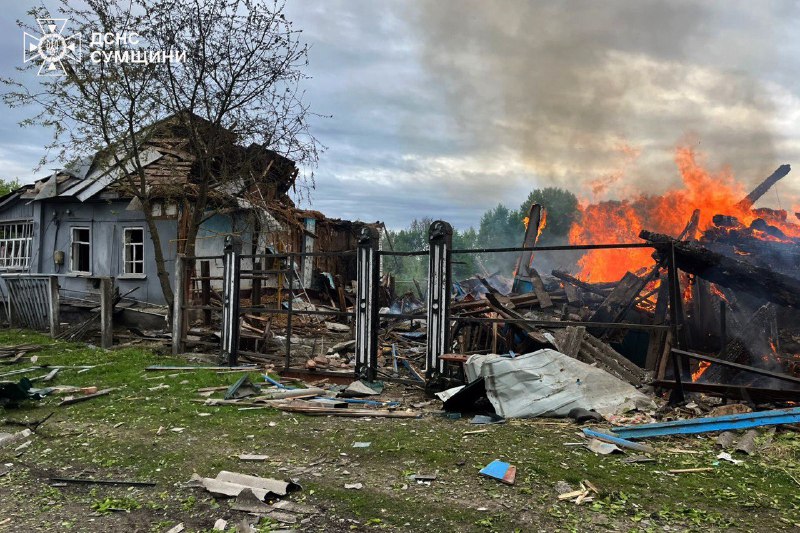Сумщина: під загрозою повторних атак, рятувальники ліквідовують наслідки ворожих ударів Сумщина: під загрозою повторних атак, рятувальники ліквідовують наслідки ворожих ударів
