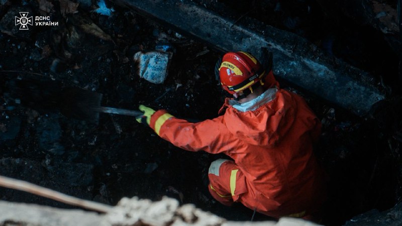 #Київ: рятувальники деблокували з-під завалів у 9-поверхівці Деснянського району ще одне тіло #Київ: рятувальники деблокували з-під завалів у 9-поверхівці Деснянського району ще одне тіло