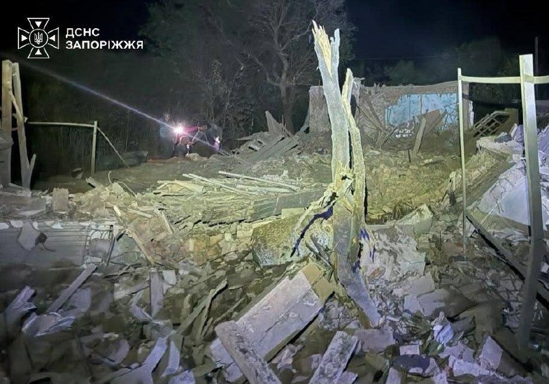 Сьогодні вранці росіяни вдарили по звичайній міжміській маршрутці біля Нікополя FPV-дроном Сьогодні вранці росіяни вдарили по звичайній міжміській маршрутці біля Нікополя FPV-дроном