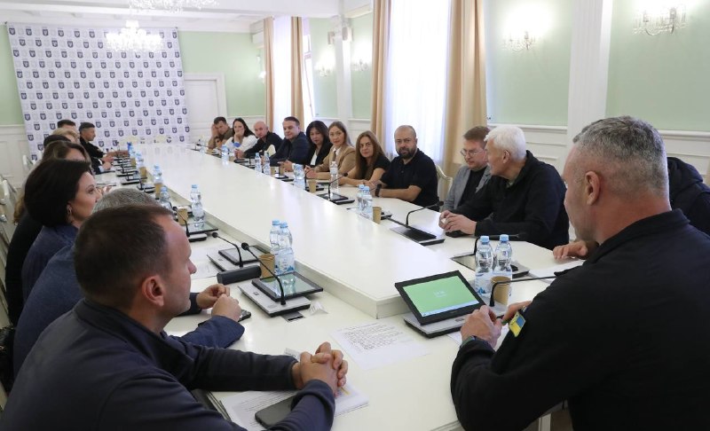 Зустрівся з власниками, представниками великого бізнесу, який працює в Києві та Україні. Зустрівся з власниками, представниками великого бізнесу, який працює в Києві та Україні.