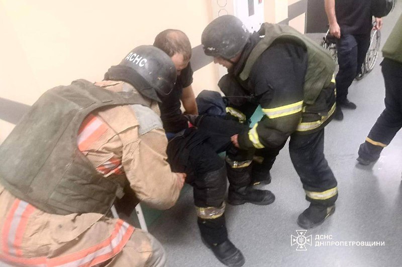 ❗️У Нікополі внаслідок влучання дрону отримали травми три рятувальника та двоє цивільних людей ❗️У Нікополі внаслідок влучання дрону отримали травми три рятувальника та двоє цивільних людей