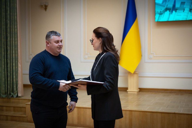 Ордени та звання від Президента і Почесні грамоти та цінні подарунки від Кабінету Міністрів Ордени та звання від Президента і Почесні грамоти та цінні подарунки від Кабінету Міністрів