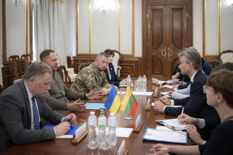 Сьогодні разом зі своєю командою також провів змістовну зустріч із міністром закордонних справ Литви Кястутісом Будрісом. Сьогодні разом зі своєю командою також провів змістовну зустріч із міністром закордонних справ Литви Кястутісом Будрісом.