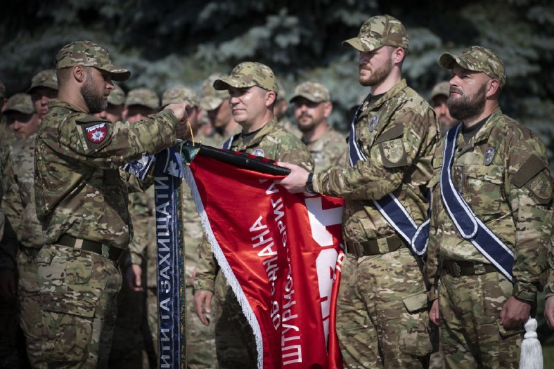 Володимир Зеленський вручив стрічку відзнаки «За мужність та відвагу» бригаді «Лють»
Бригаду "Лють" Володимир Зеленський вручив стрічку відзнаки «За мужність та відвагу» бригаді «Лють»
Бригаду "Лють"